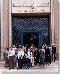 Un groupe d'lves arbisants devant l'Hotel de ville de Marrakech